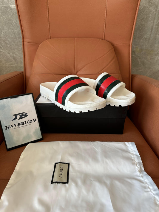 Chinelos Gucci de borracha branca com faixa de teia