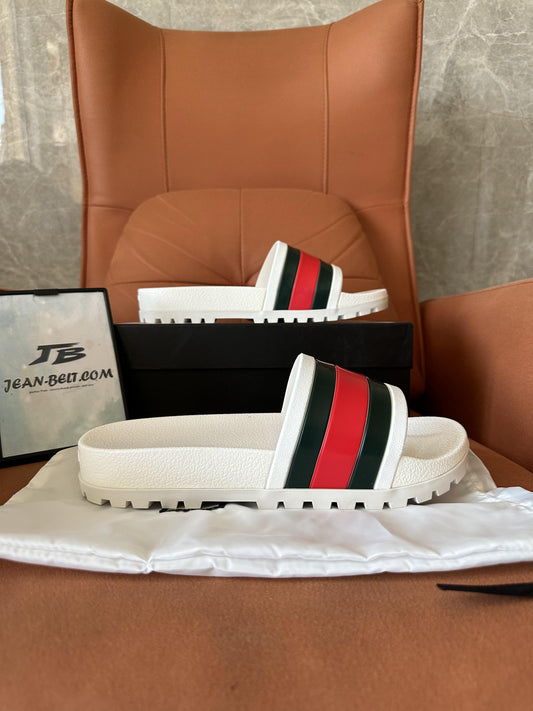 Chinelos Gucci de borracha branca com faixa de teia