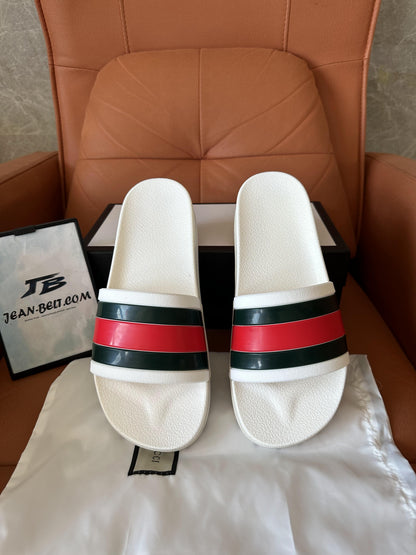 Chinelos Gucci de borracha branca com faixa de teia