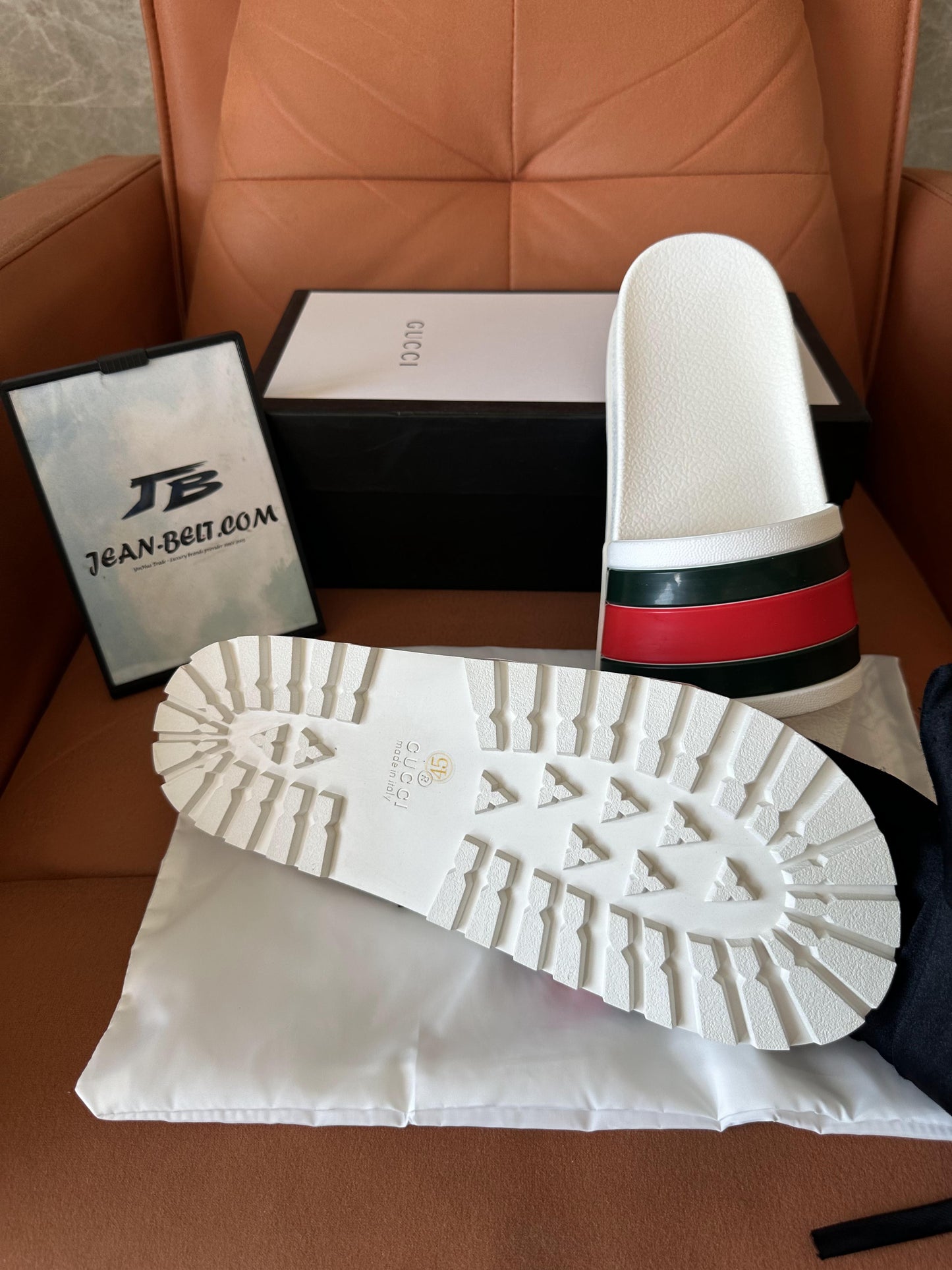 Chinelos Gucci de borracha branca com faixa de teia