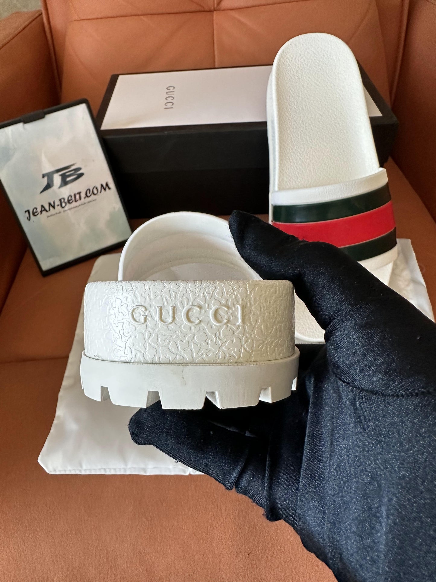 Chinelos Gucci de borracha branca com faixa de teia