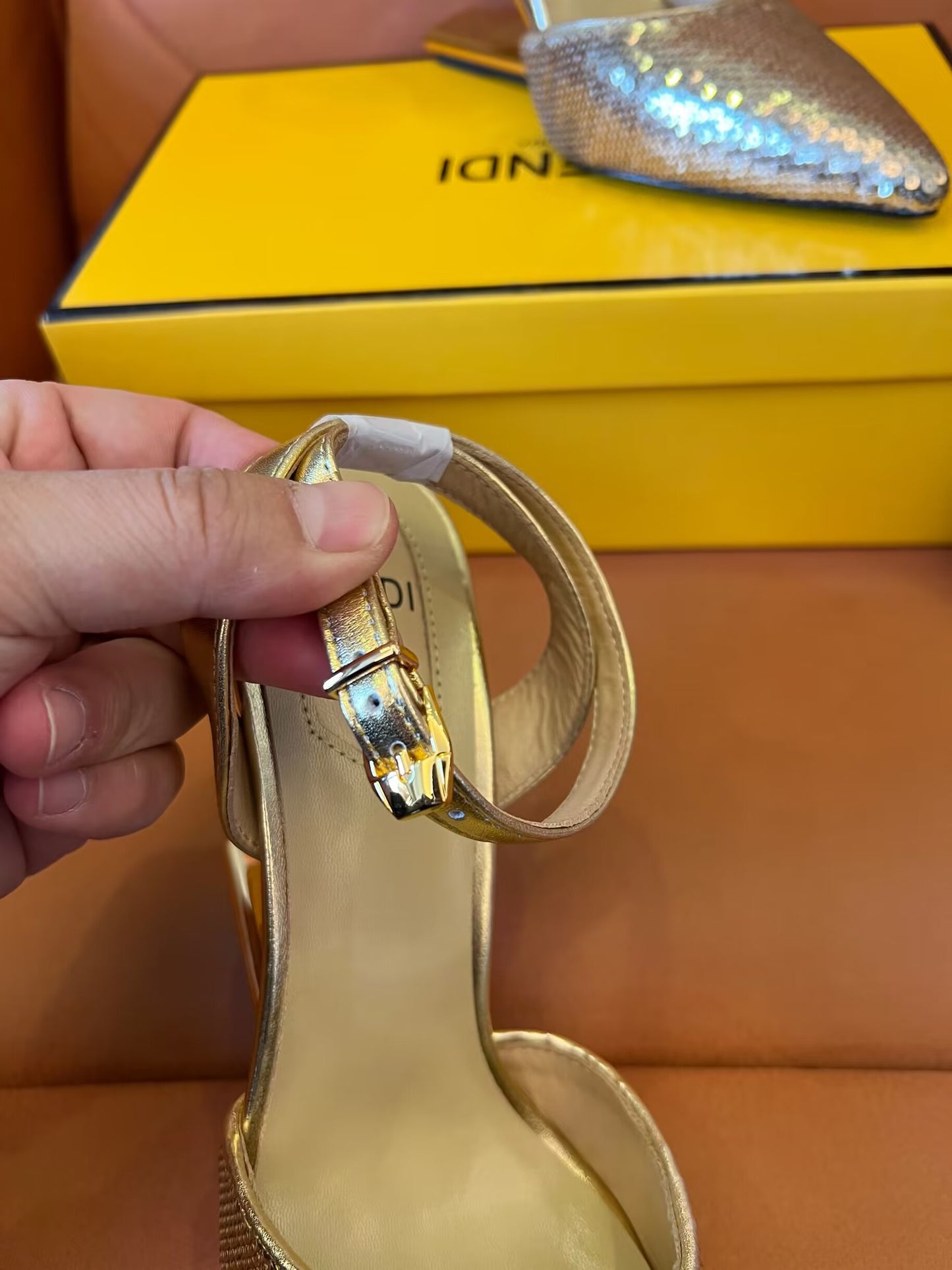 Sapatos sociais Fendi de couro legítimo, saltos finos e sensuais