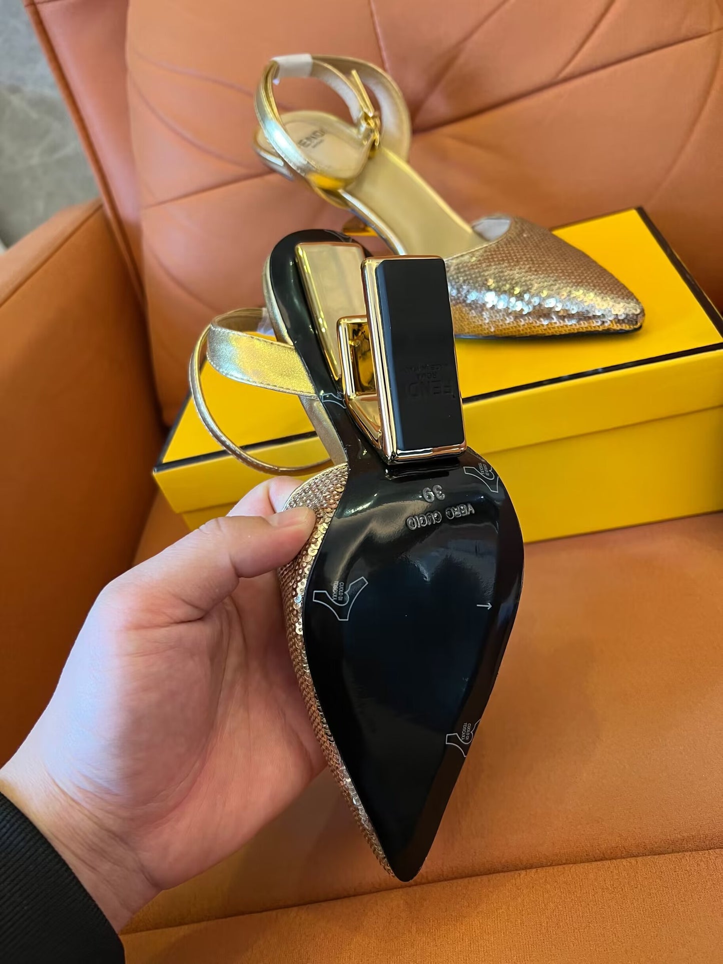 Sapatos sociais Fendi de couro legítimo, saltos finos e sensuais