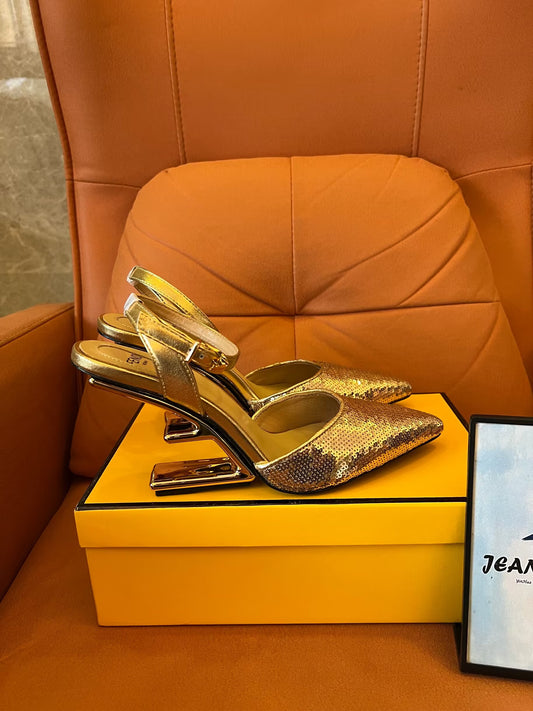 Sapatos sociais Fendi de couro legítimo, saltos finos e sensuais