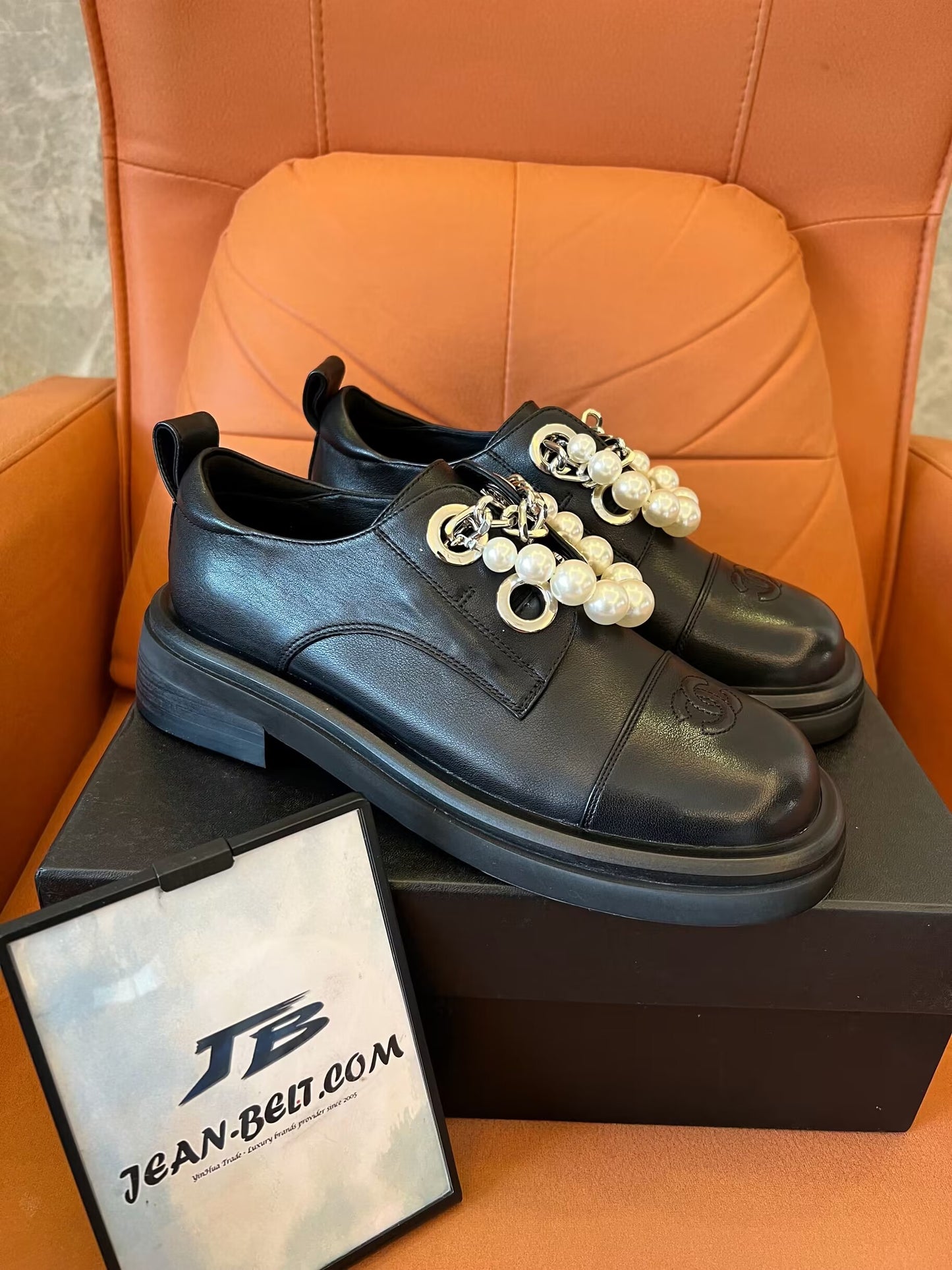 Zapatos de cuero con cadena de perlas y fondo grueso con estampado barroco de lichi de Chanel