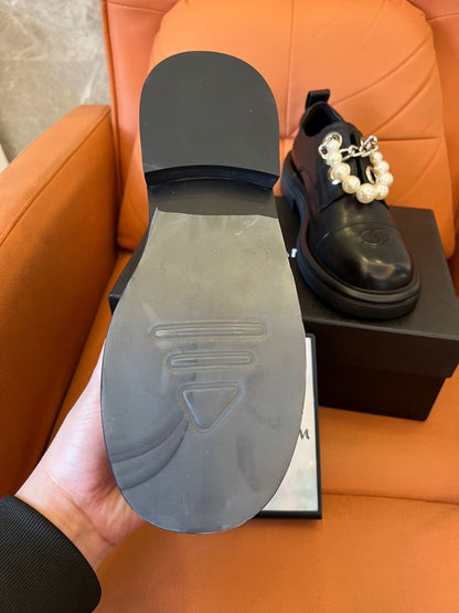 Zapatos de cuero con cadena de perlas y fondo grueso con estampado barroco de lichi de Chanel
