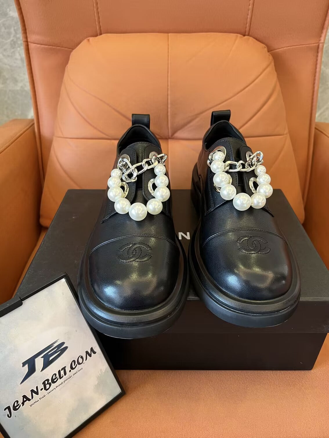 Zapatos de cuero con cadena de perlas y fondo grueso con estampado barroco de lichi de Chanel
