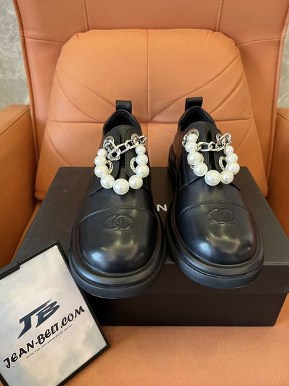 Zapatos de cuero con cadena de perlas y fondo grueso con estampado barroco de lichi de Chanel