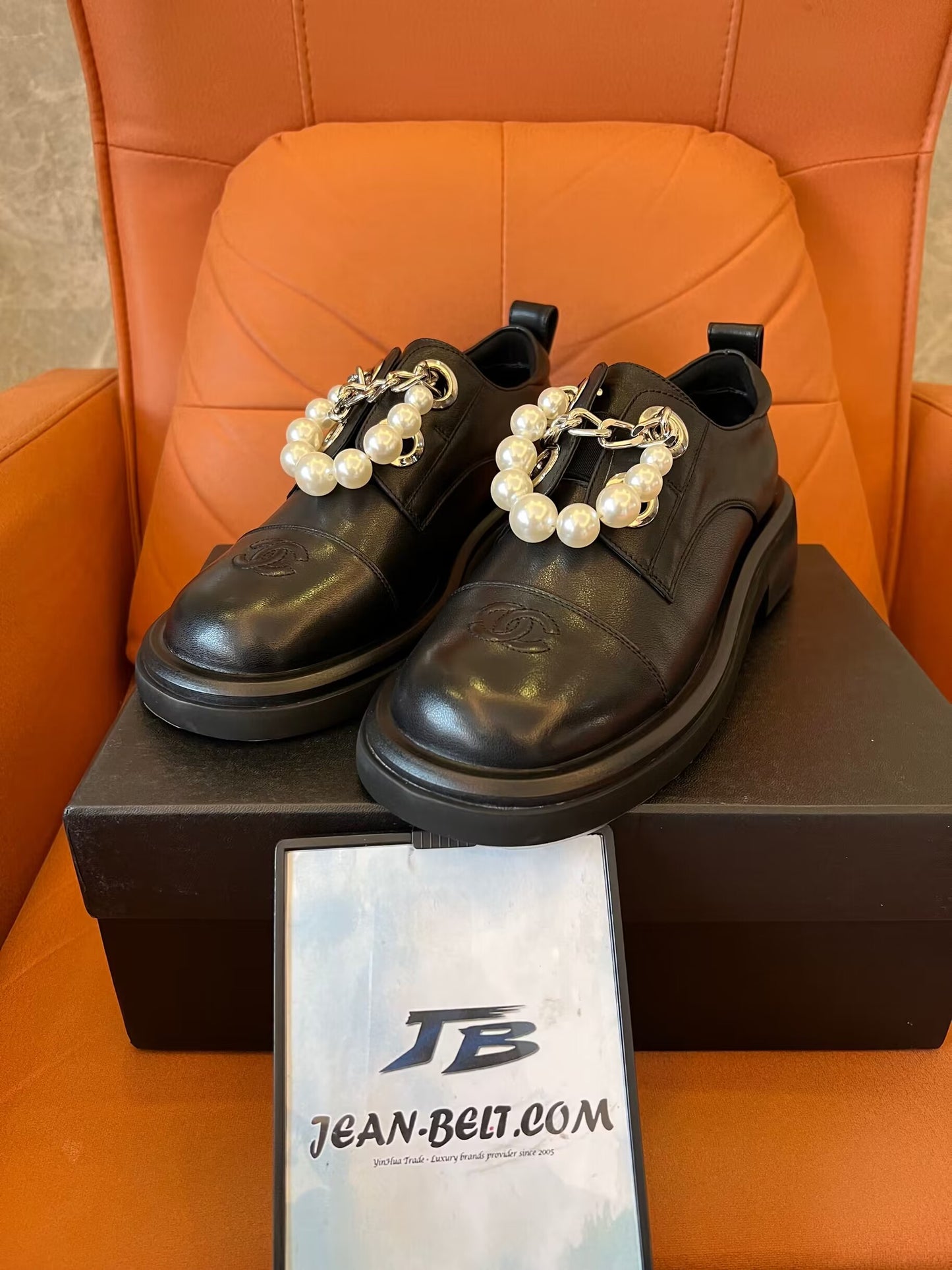 Zapatos de cuero con cadena de perlas y fondo grueso con estampado barroco de lichi de Chanel