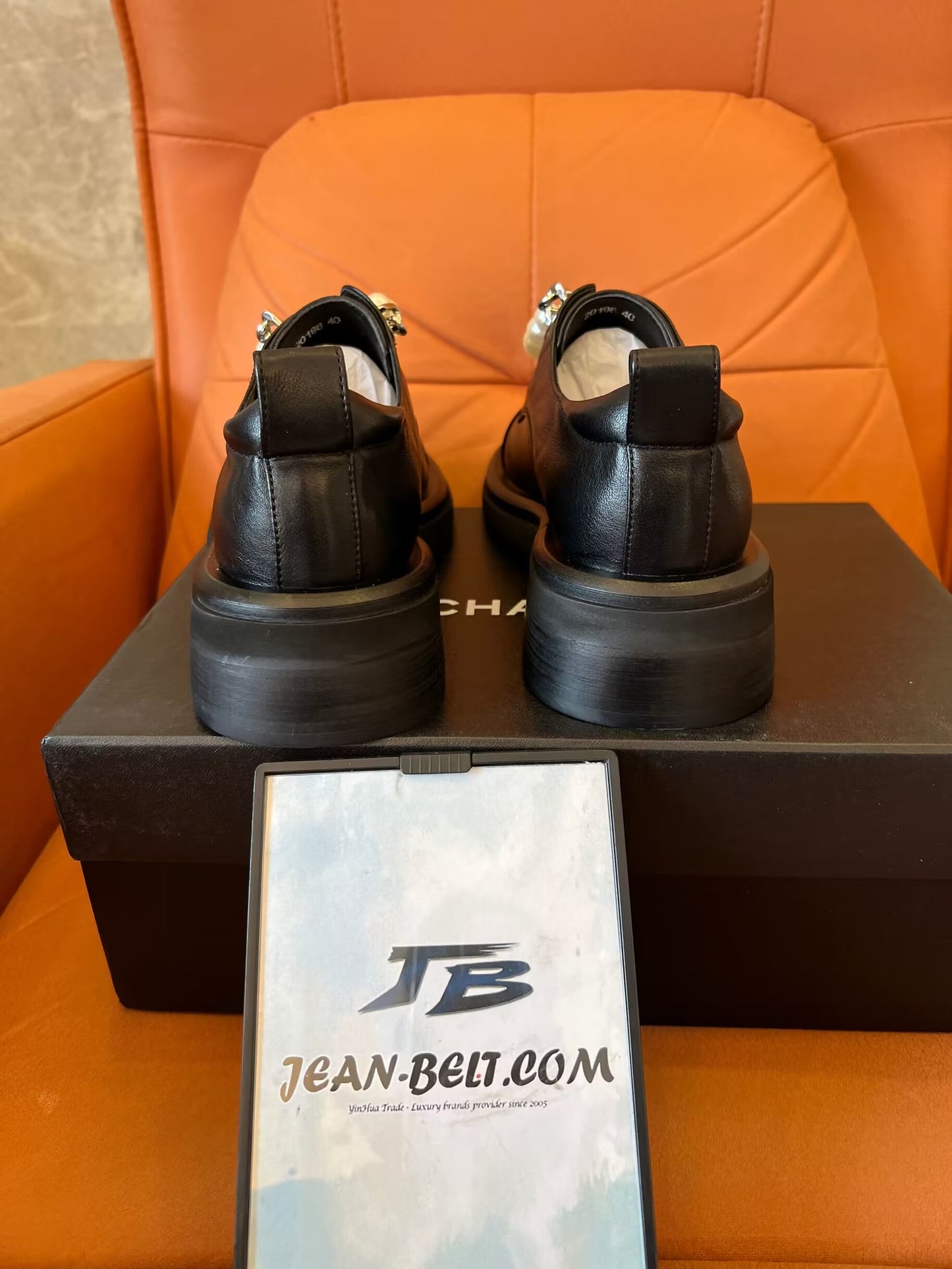 Zapatos de cuero con cadena de perlas y fondo grueso con estampado barroco de lichi de Chanel