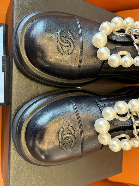 Zapatos de cuero con cadena de perlas y fondo grueso con estampado barroco de lichi de Chanel