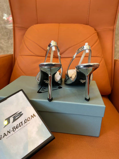 Zapatos de salón Prada con tira trasera metálica