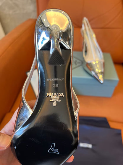 Zapatos de salón Prada con tira trasera metálica