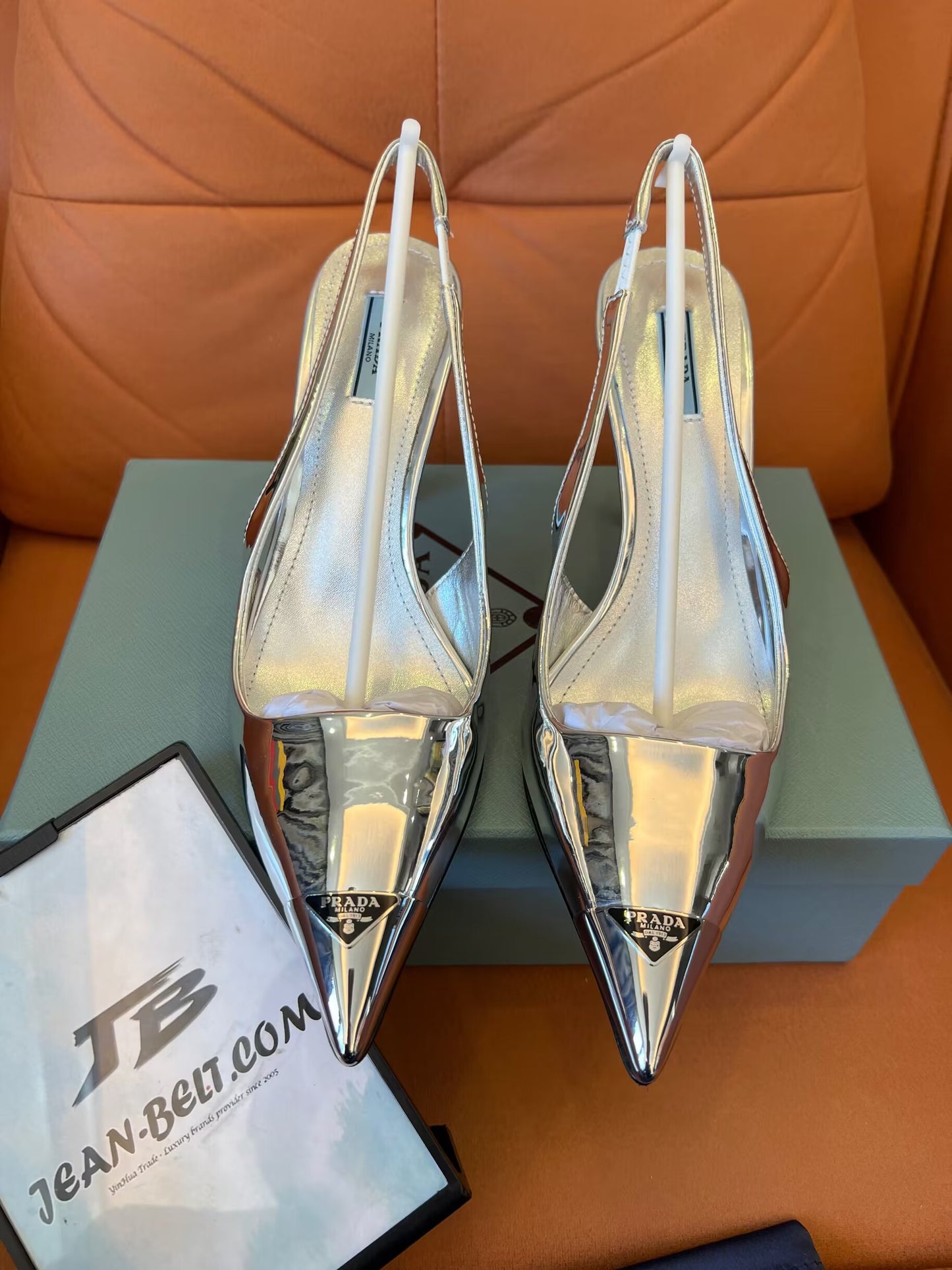 Zapatos de salón Prada con tira trasera metálica