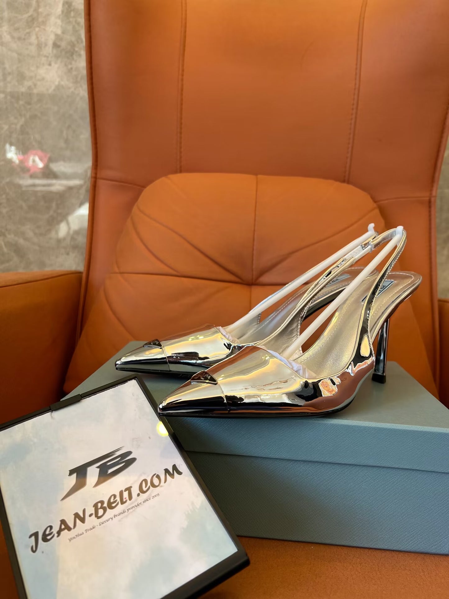 Zapatos de salón Prada con tira trasera metálica