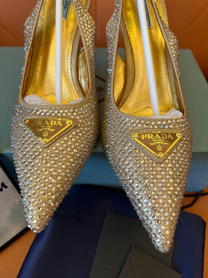 Sapatos Prada de salto alto com estampa triangular e cristal de cetim