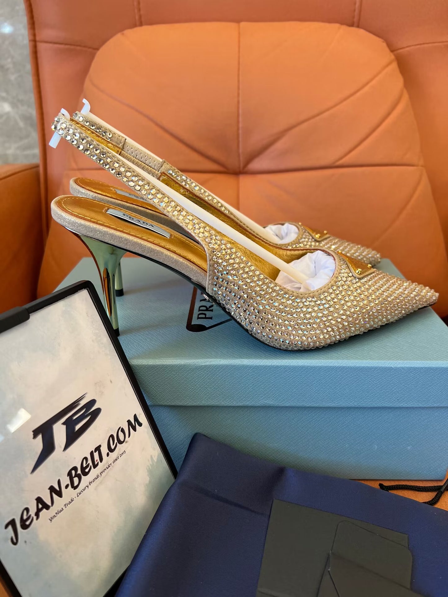 Sapatos Prada de salto alto com estampa triangular e cristal de cetim