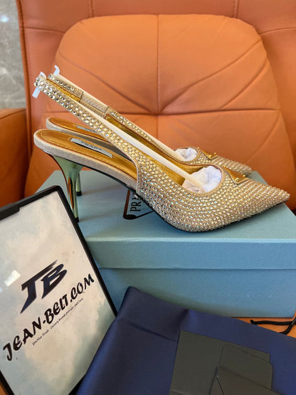 Sapatos Prada de salto alto com estampa triangular e cristal de cetim