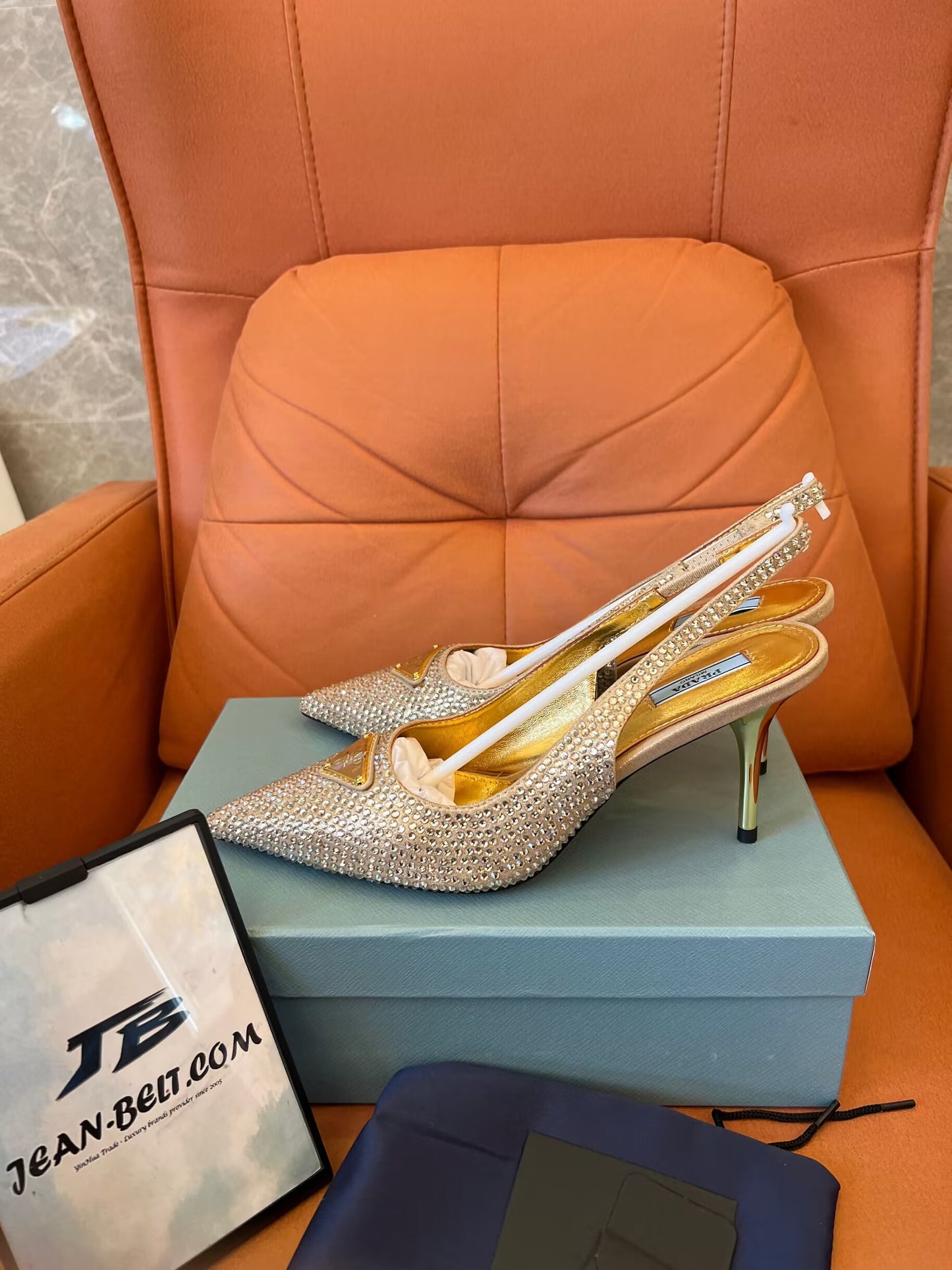 Sapatos Prada de salto alto com estampa triangular e cristal de cetim