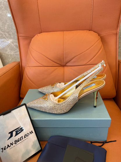 Sapatos Prada de salto alto com estampa triangular e cristal de cetim