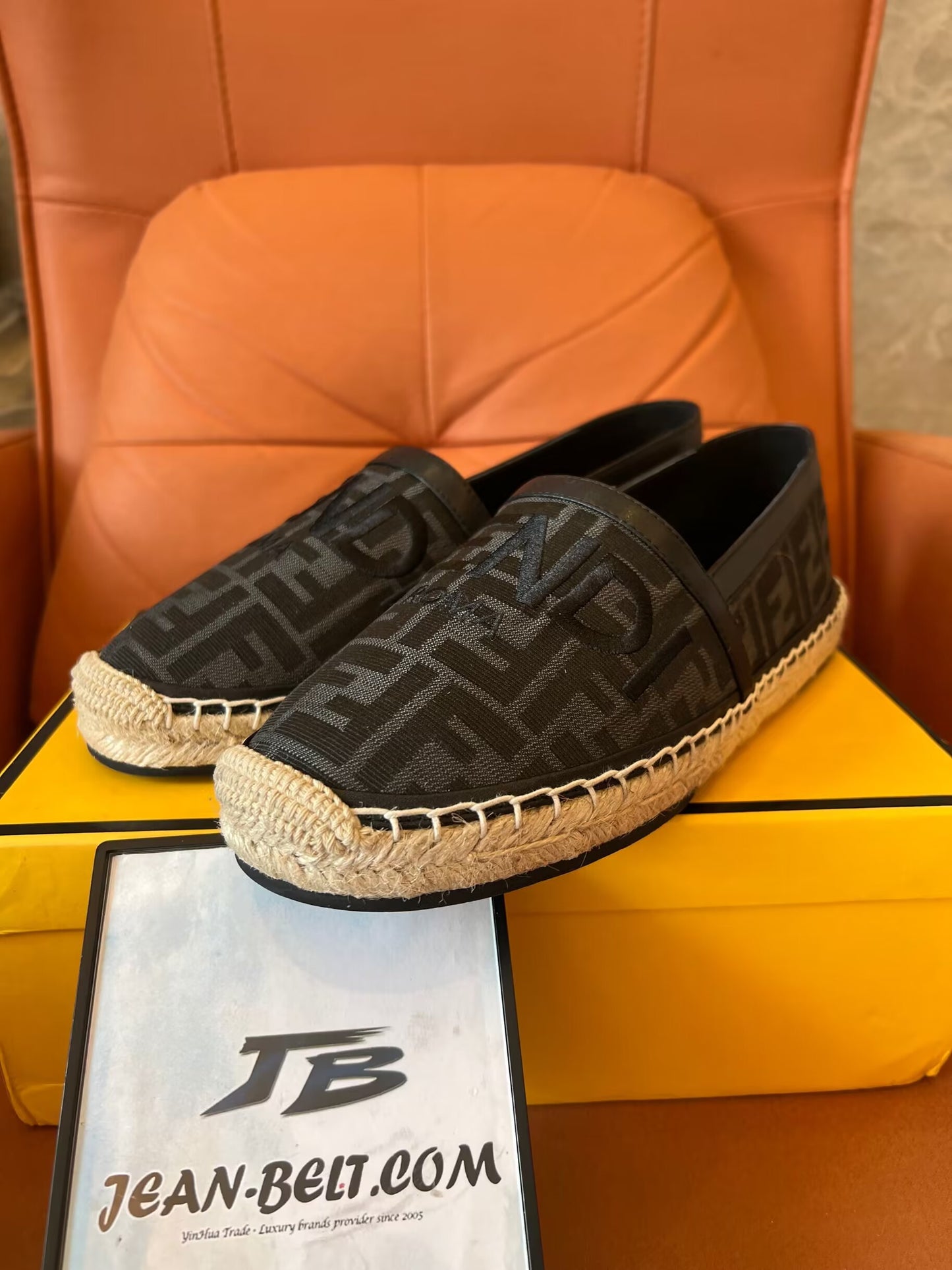 Alpargatas Fendi negras sin cordones con logotipo bordado para hombre