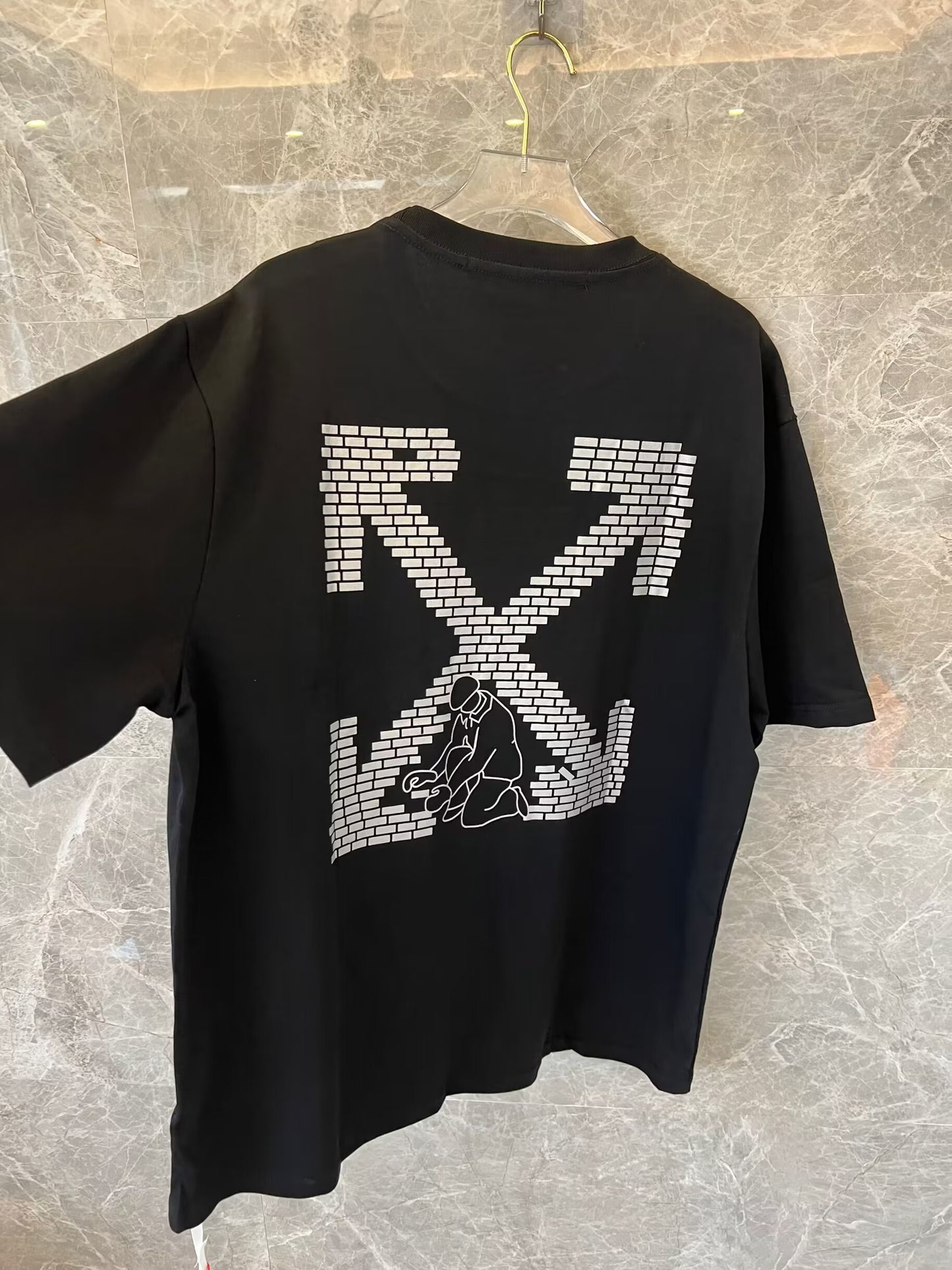 Camiseta negra con gráfico de ladrillo y logotipo minimalista de Off-White para hombre