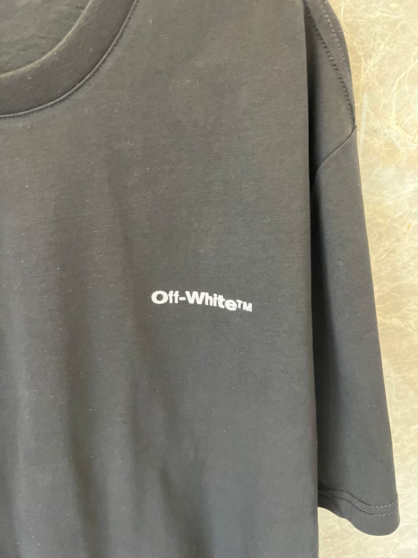Camiseta negra con gráfico de ladrillo y logotipo minimalista de Off-White para hombre