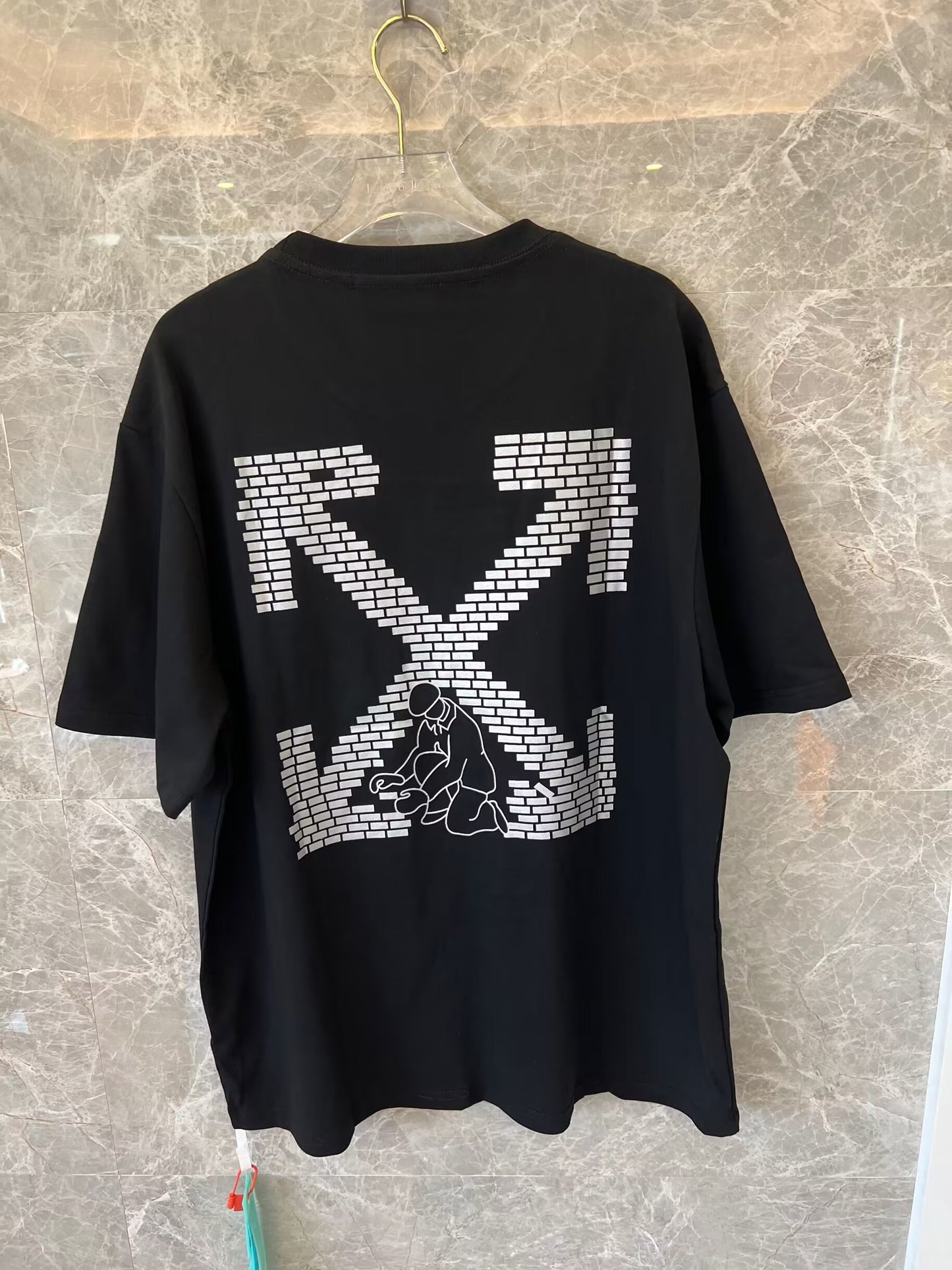 Camiseta negra con gráfico de ladrillo y logotipo minimalista de Off-White para hombre