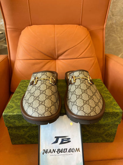 Chinelos Gucci GG Supreme Horsebit - bege