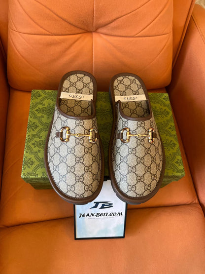 Chinelos Gucci GG Supreme Horsebit - bege