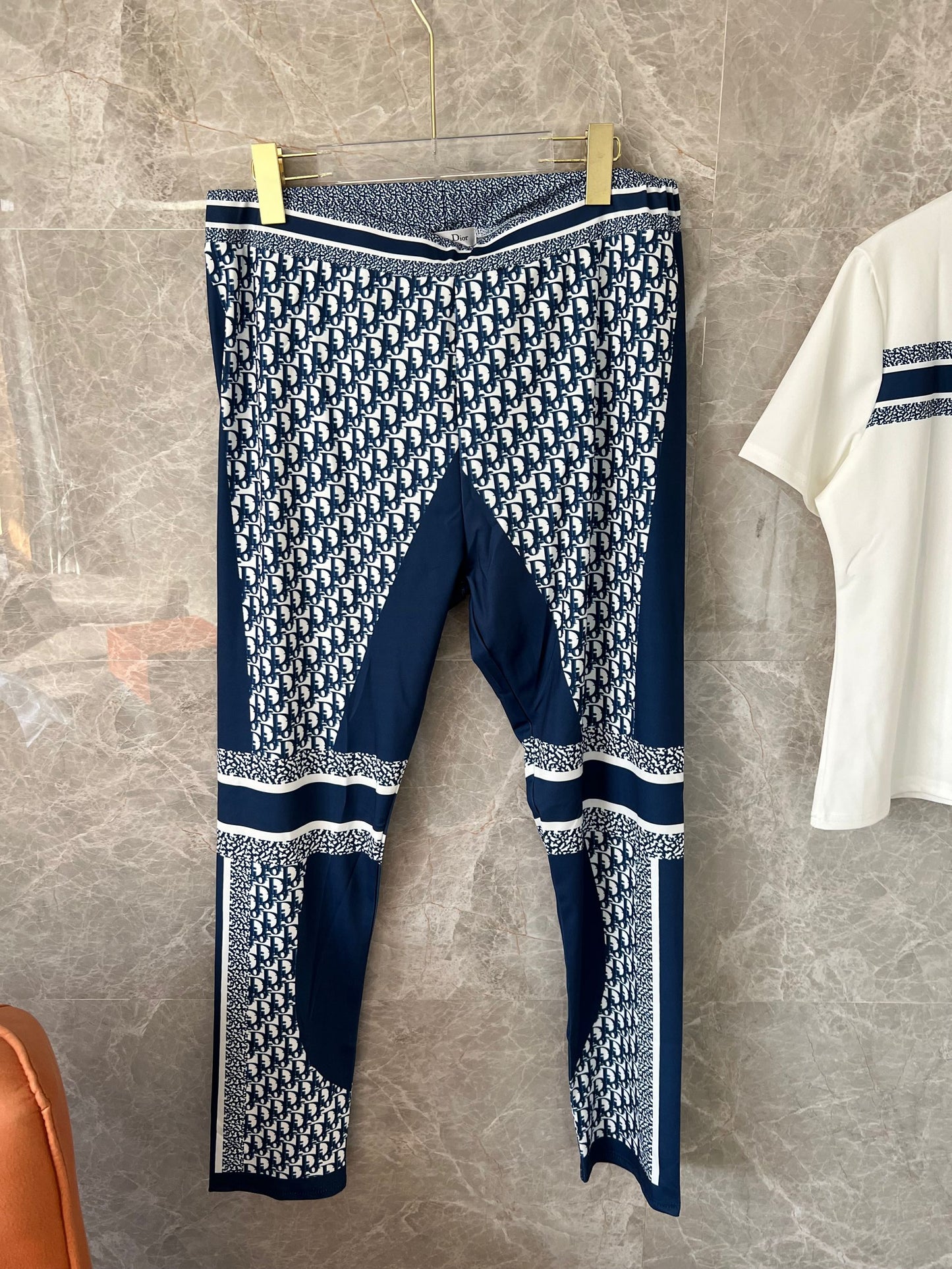 Conjunto de Roupa Desportiva Feminina Christian Dior – Leggings Monogramadas e T-shirt com Logótipo