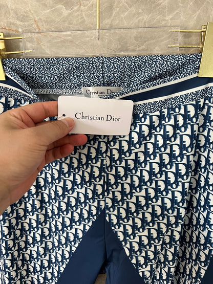Conjunto de Roupa Desportiva Feminina Christian Dior – Leggings Monogramadas e T-shirt com Logótipo