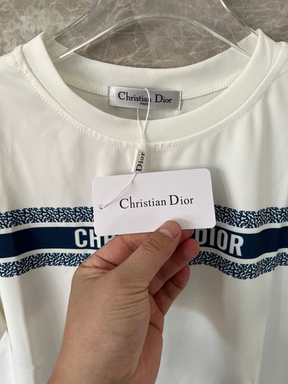 Conjunto de Roupa Desportiva Feminina Christian Dior – Leggings Monogramadas e T-shirt com Logótipo