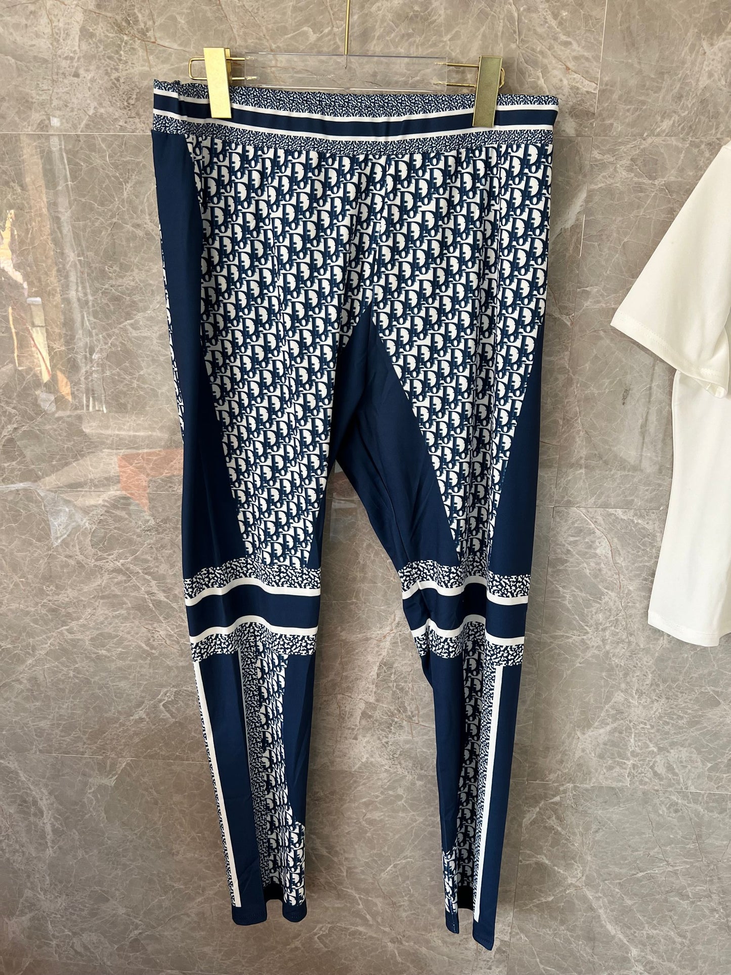 Conjunto de Roupa Desportiva Feminina Christian Dior – Leggings Monogramadas e T-shirt com Logótipo