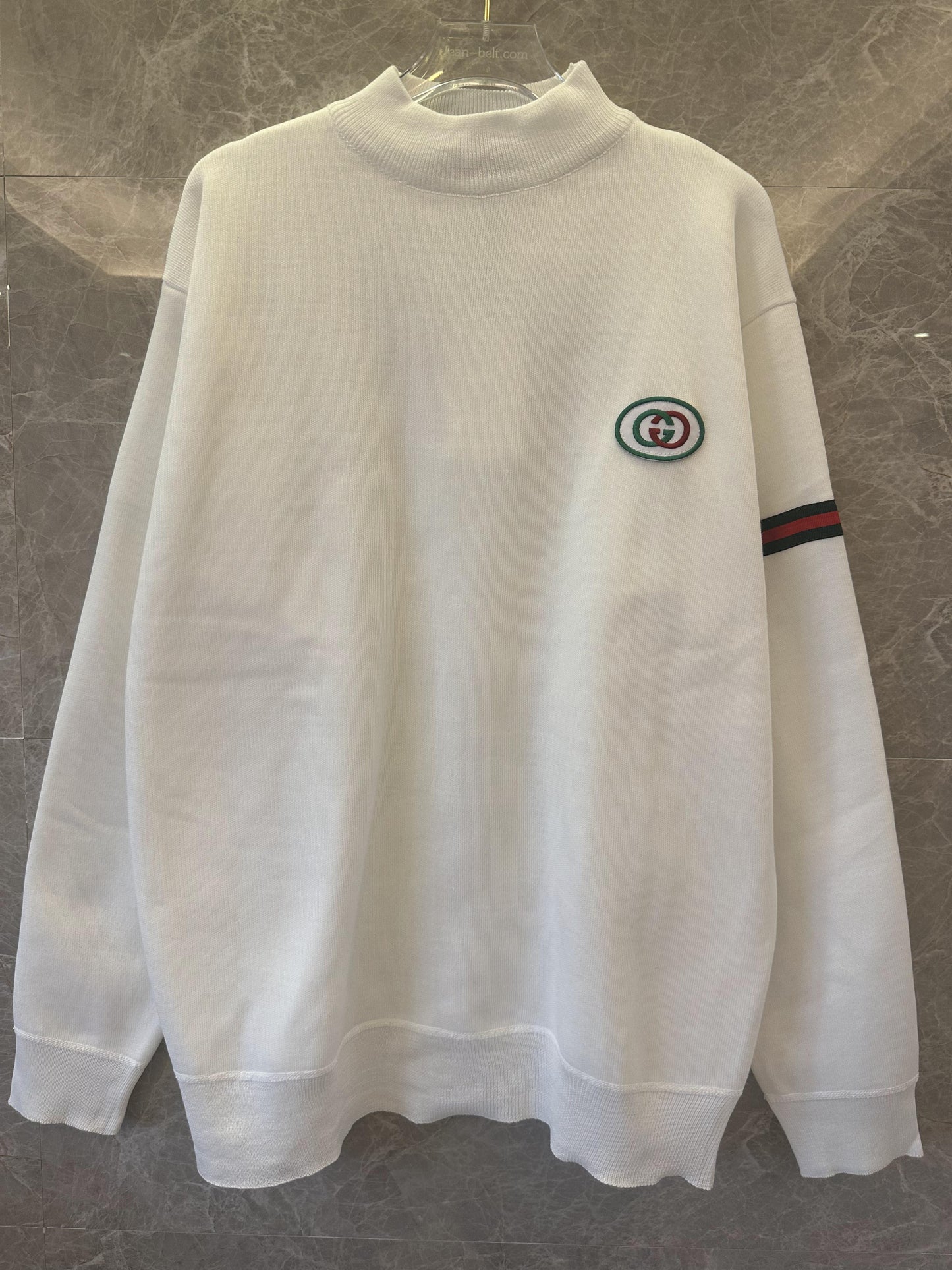 Sudadera blanca de Gucci con parche de logotipo bordado y detalle de rayas en las mangas