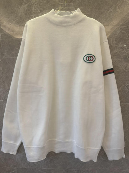 Sudadera blanca de Gucci con parche de logotipo bordado y detalle de rayas en las mangas