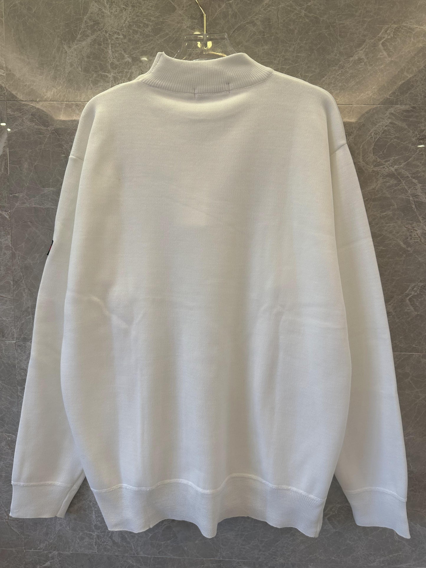 Sudadera blanca de Gucci con parche de logotipo bordado y detalle de rayas en las mangas