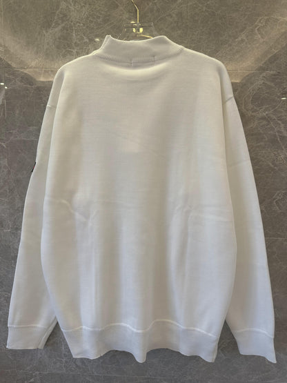 Sudadera blanca de Gucci con parche de logotipo bordado y detalle de rayas en las mangas