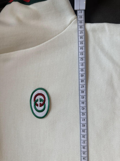 Sudadera blanca de Gucci con parche de logotipo bordado y detalle de rayas en las mangas