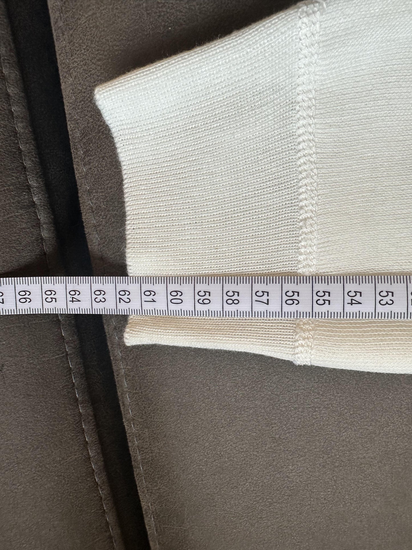 Suéter blanco de cuello alto con el logotipo de Gucci y rayas distintivas