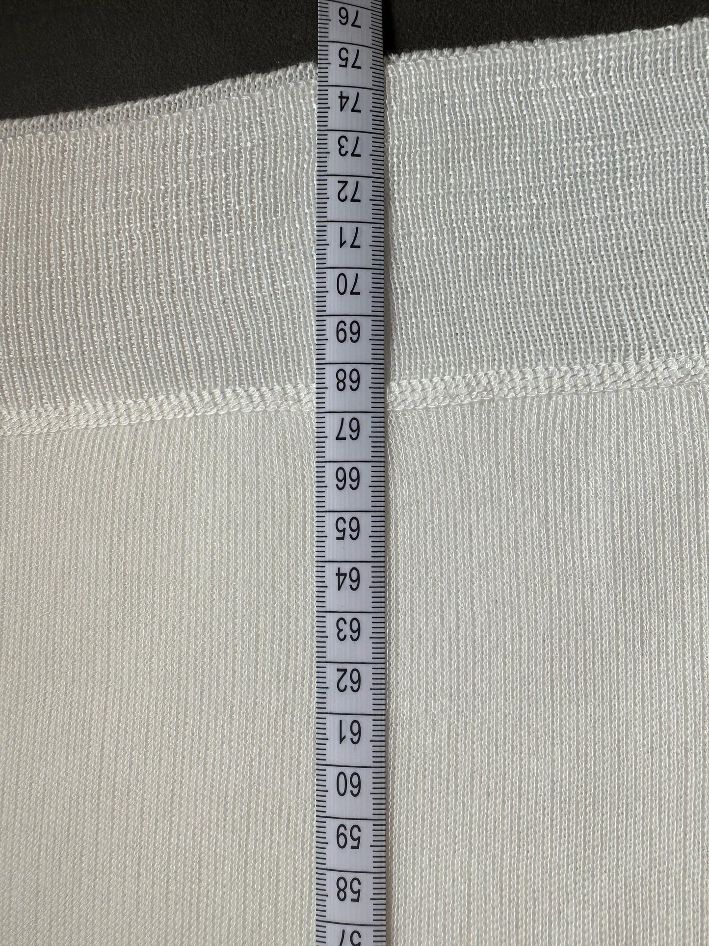 Suéter blanco de cuello alto con el logotipo de Gucci y rayas distintivas