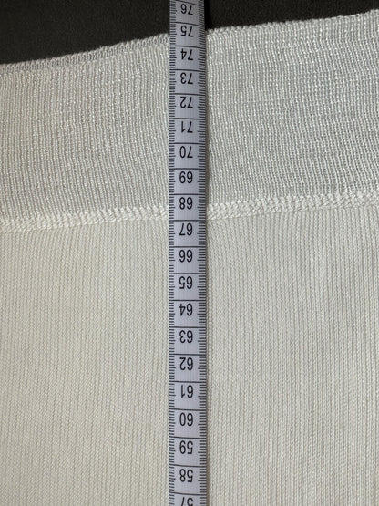 Sudadera blanca de Gucci con parche de logotipo bordado y detalle de rayas en las mangas