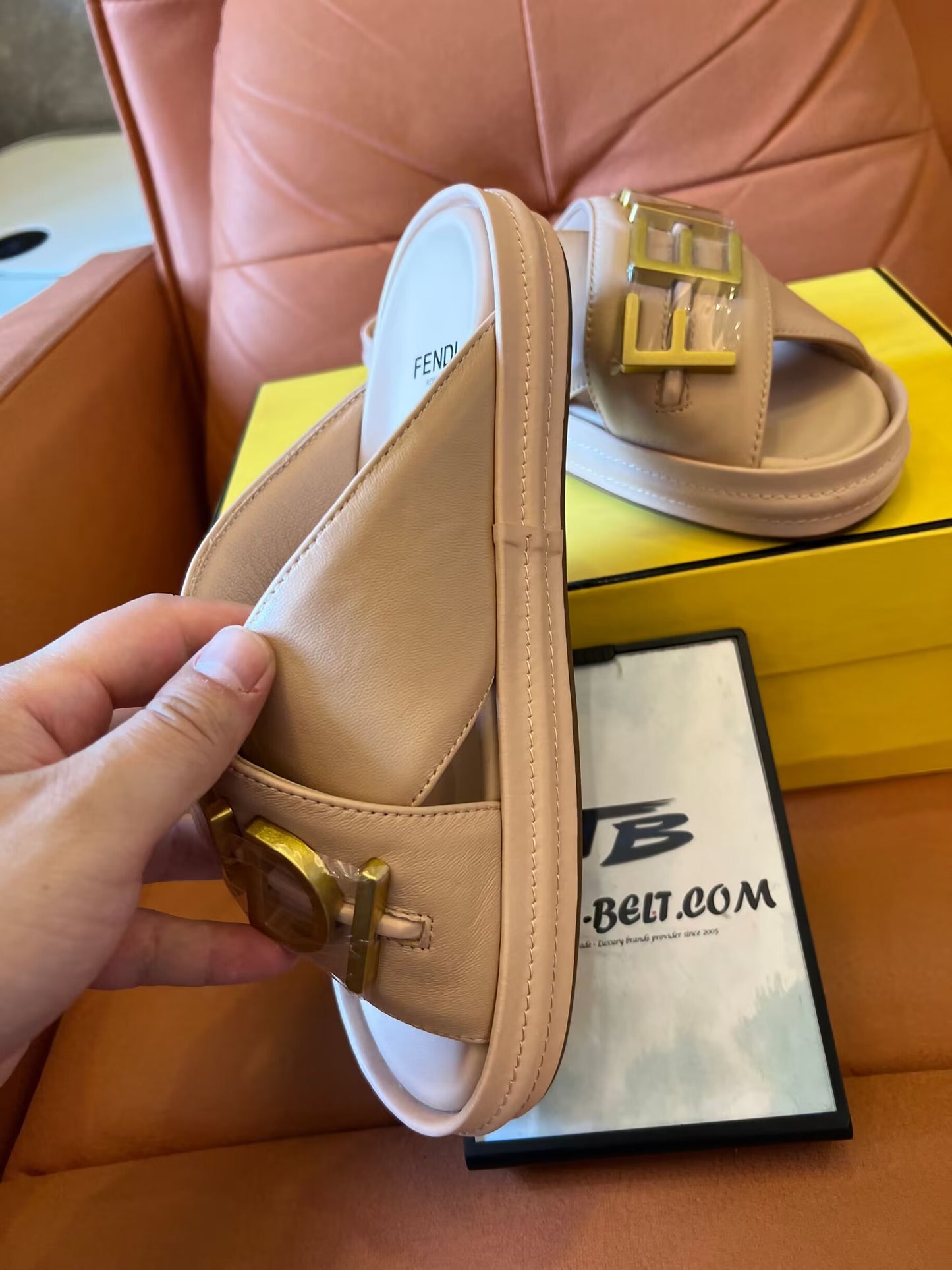 Sandalias con el logotipo de Fendi en beige y negro