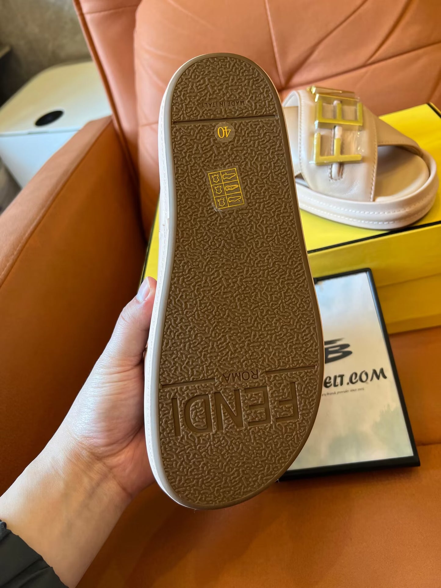 Sandalias con el logotipo de Fendi en beige y negro