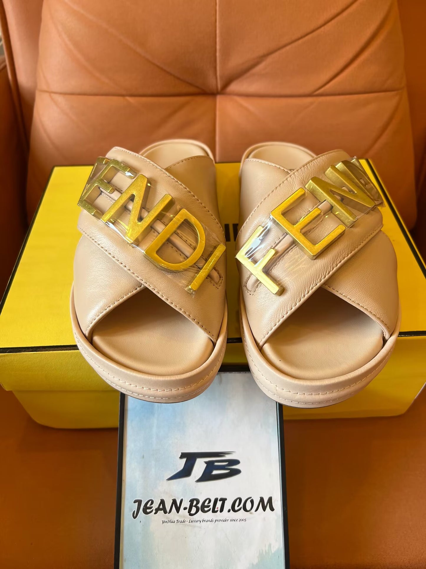 Sandalias con el logotipo de Fendi en beige y negro