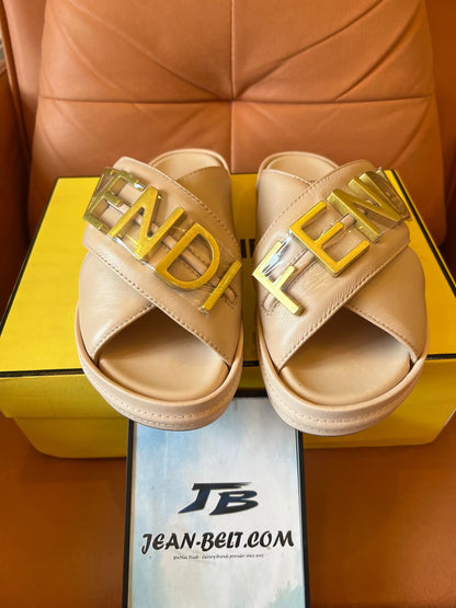 Sandalias con el logotipo de Fendi en beige y negro