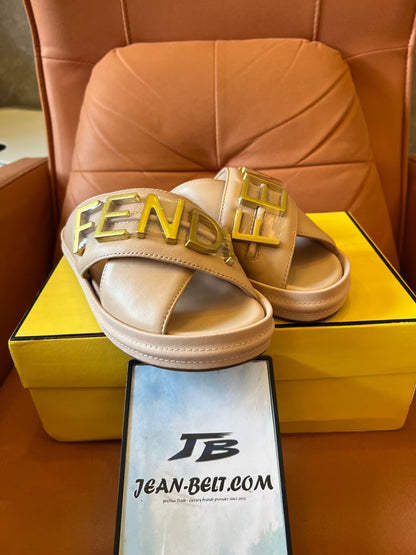 Sandalias con el logotipo de Fendi en beige y negro