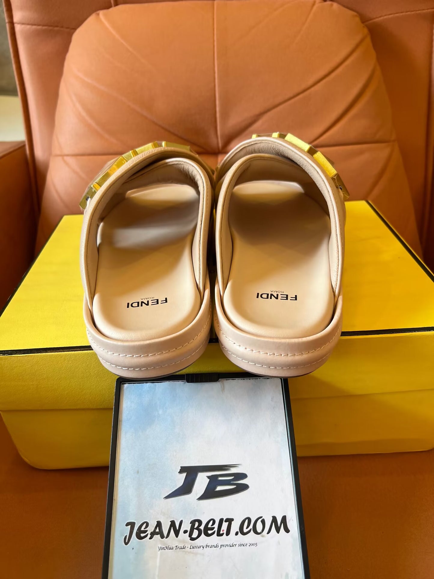 Sandalias con el logotipo de Fendi en beige y negro