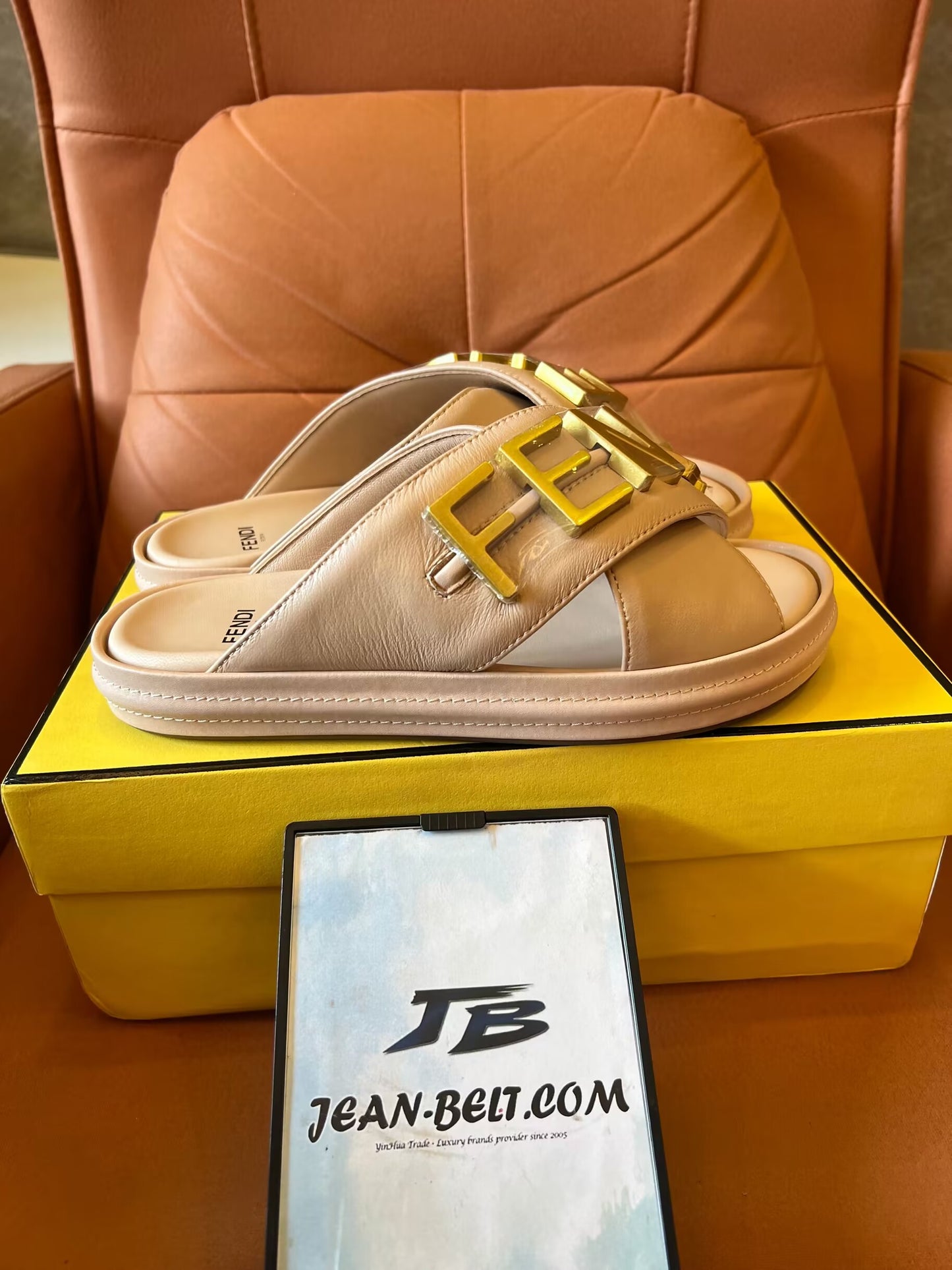 Sandalias con el logotipo de Fendi en beige y negro