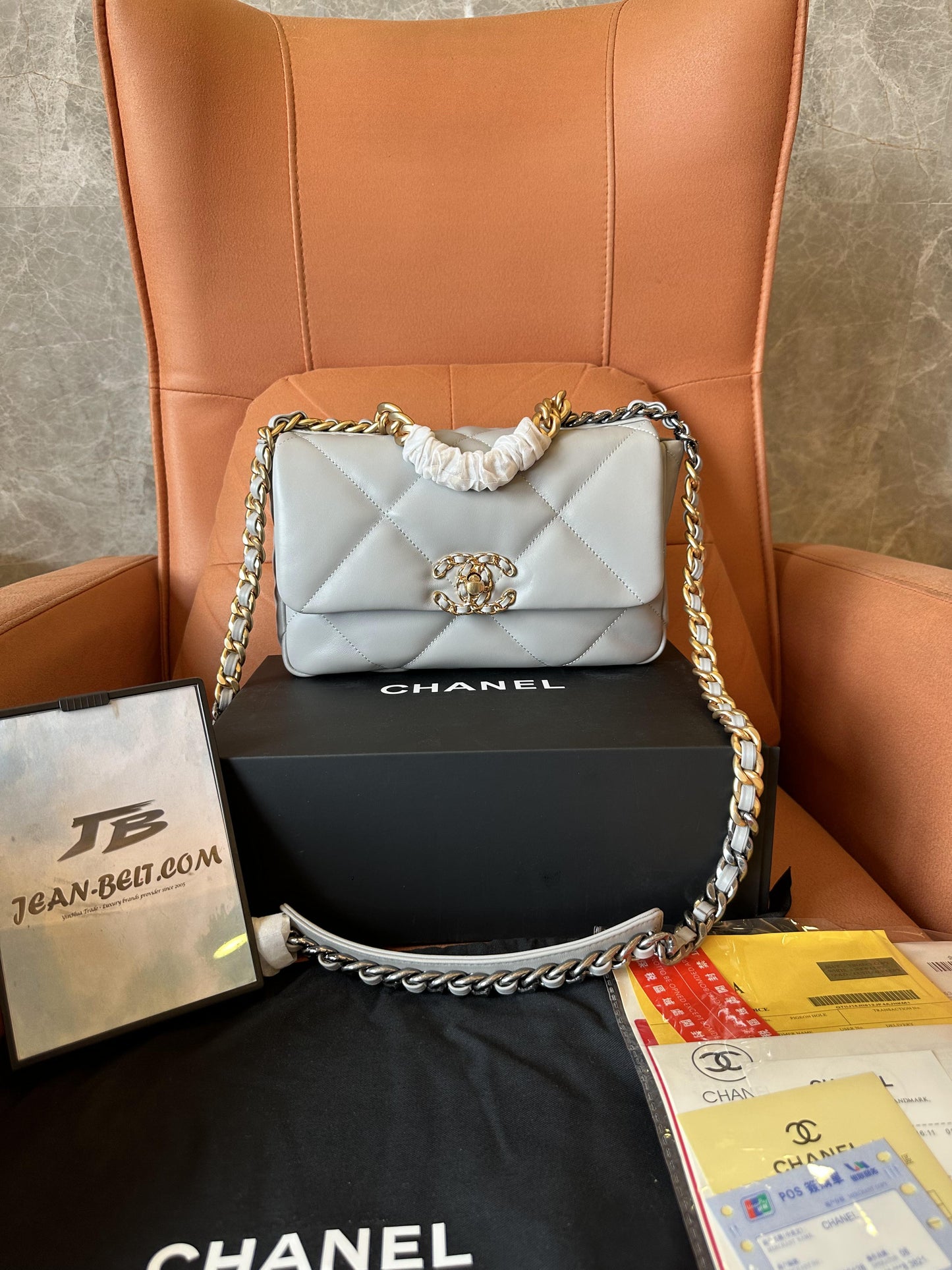 Sac à rabat Chanel 19 en agneau gris